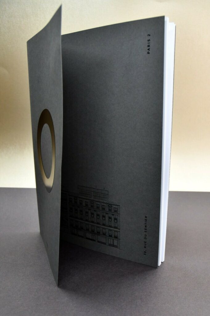 Livre de présentation Architecte avec couverture à rabats – Reliure en couture Singer rose néon – Marquage à chaud galbé Noir brillant – Colorplan Dark Grey 270gr