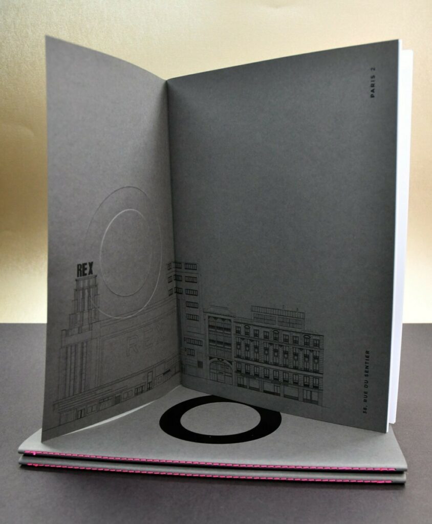 Livre de présentation Architecte avec couverture à rabats – Reliure en couture Singer rose néon – Marquage à chaud galbé Noir brillant – Colorplan Dark Grey 270gr