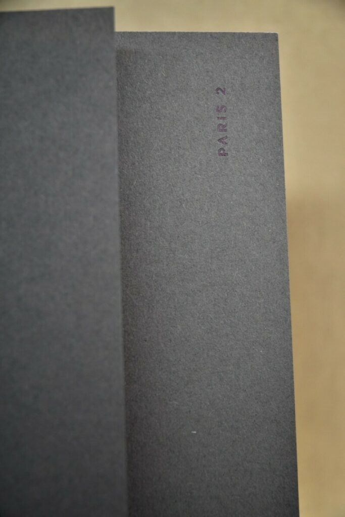 Livre de présentation Architecte avec couverture à rabats – Reliure en couture Singer rose néon – Marquage à chaud galbé Noir brillant – Colorplan Dark Grey 270gr