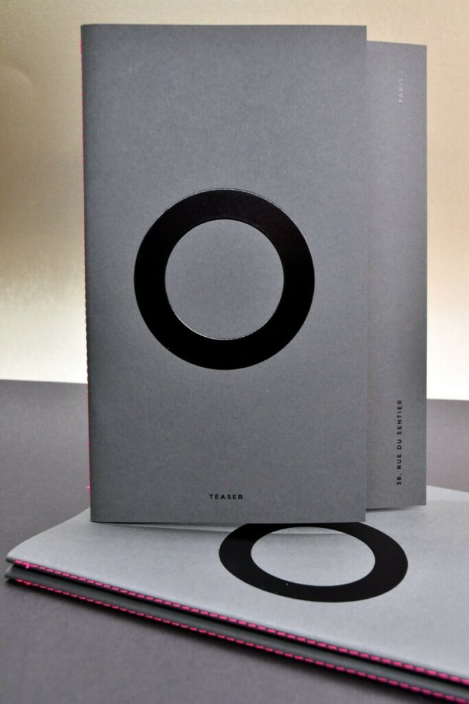 Livre de présentation Architecte avec couverture à rabats – Reliure en couture Singer rose néon – Marquage à chaud galbé Noir brillant – Colorplan Dark Grey 270gr