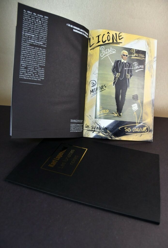 Portfolio Karl Lagerfeld pour étudiant avec reliure dos carré collé et papier teinté masse noir – Dorure numérique or brillant – Impression blanche – Sirio color black 290g