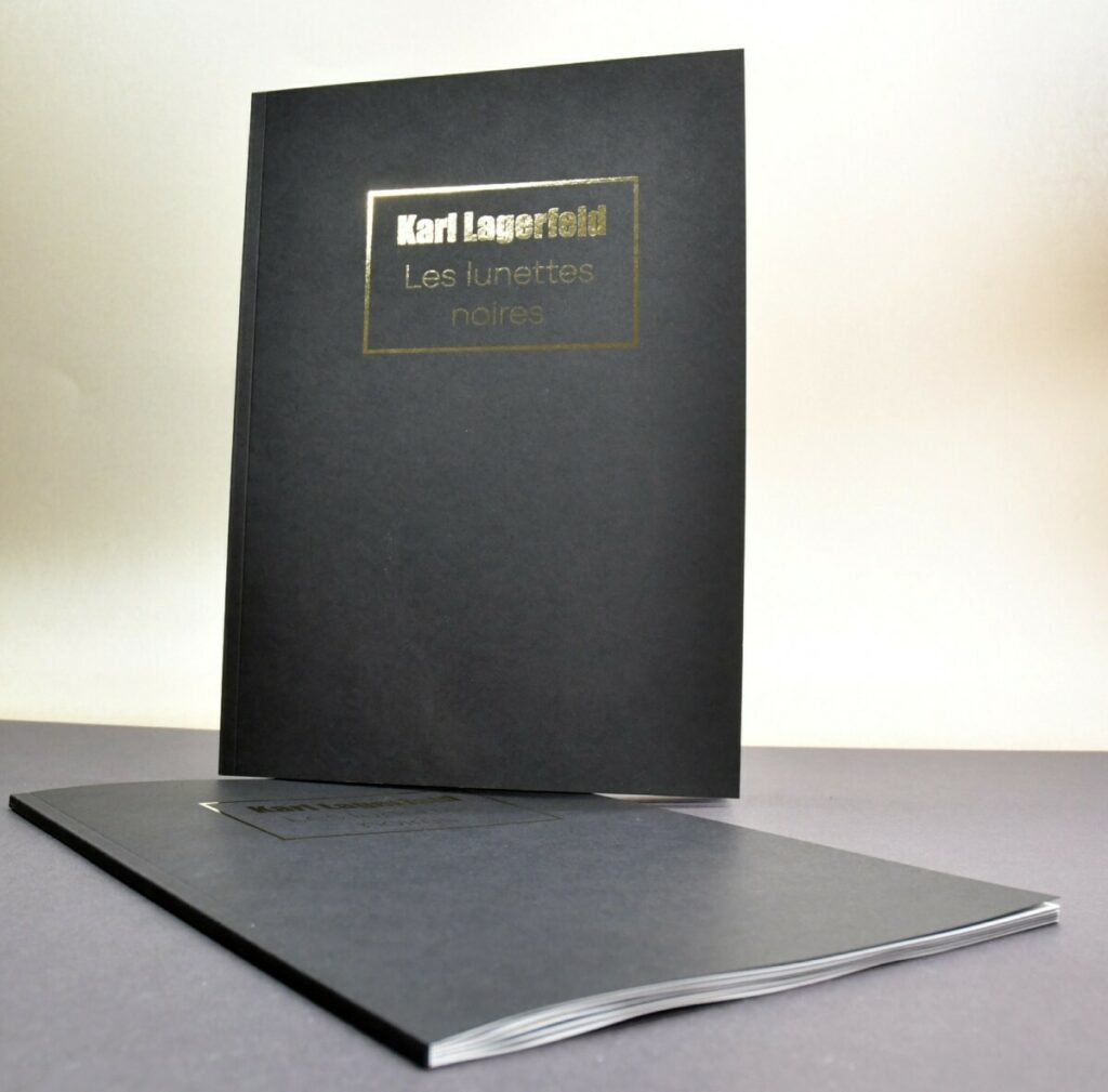 Portfolio Karl Lagerfeld pour étudiant avec reliure dos carré collé et papier teinté masse noir – Dorure numérique or brillant – Impression blanche – Sirio color black 290g