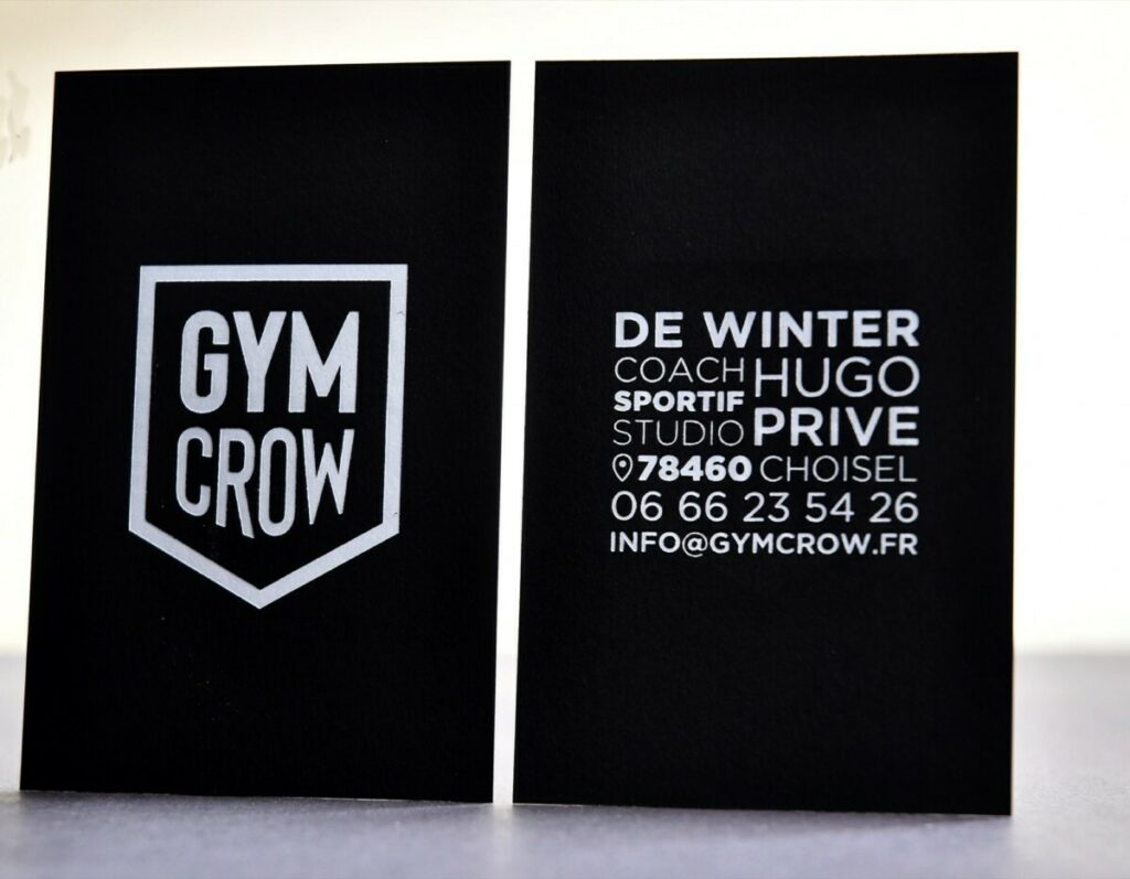 Cartes de visite pour coach sportif personnel avec blason – Marquage à chaud blanc brillant en débossage – Sirio black black 380gr/m2