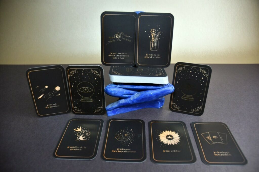 Mini oracle jeu de tarot divinatoire – Carte Graphique 280g – Pelliculage mat – 4 angles arrondis 9mm
