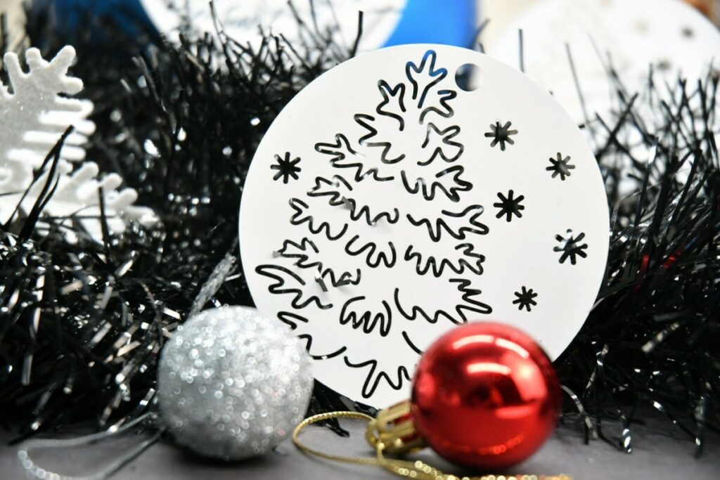 Décoration de noël pour vitrine en papier indéchirable étanche – Découpe laser motif sapin et guirlande – polyart 250gr/m2