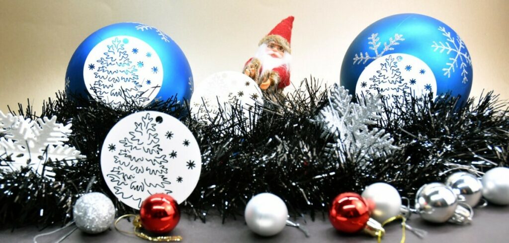 Décoration de noël pour vitrine en papier indéchirable étanche – Découpe laser motif sapin et guirlande – polyart 250gr/m2