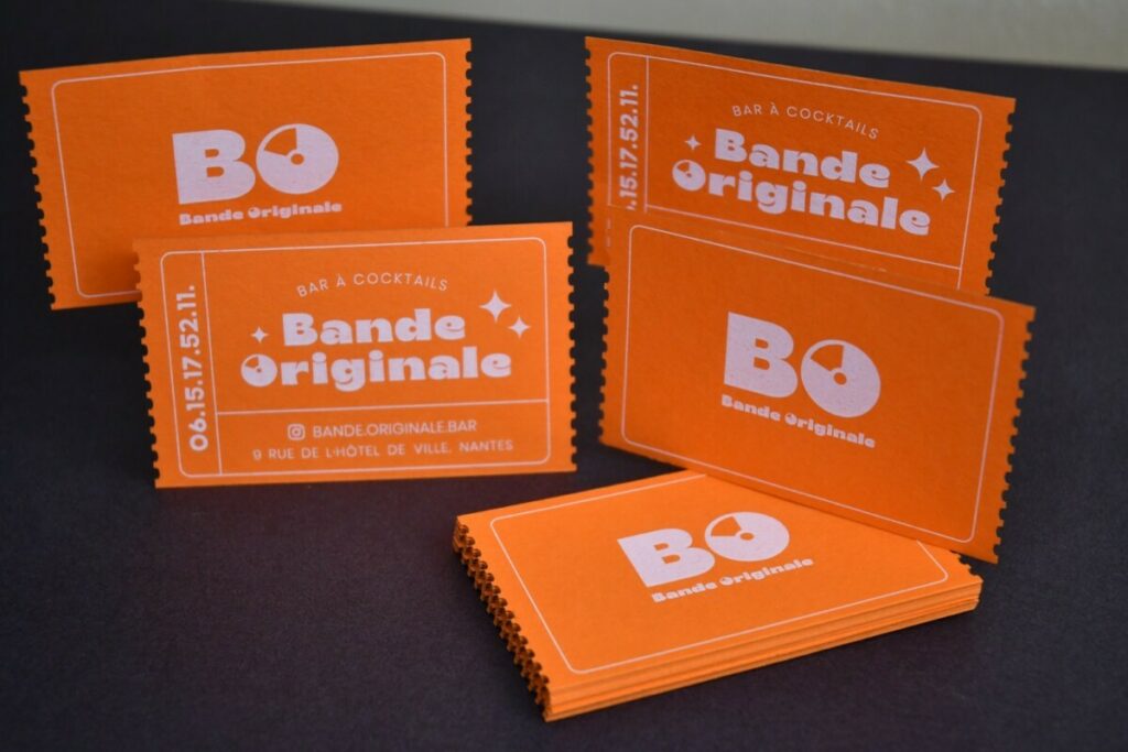 Cartes de visite pour bar à cocktail avec découpe laser crénelée imitation vieux tickets de cinéma – Impression blanche numérique – colorplan Mandarin 270gr/m2