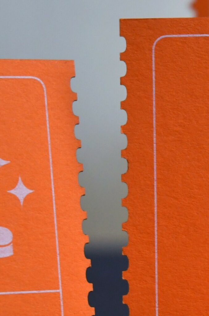 Cartes de visite pour bar à cocktail avec découpe laser crénelée imitation vieux tickets de cinéma – Impression blanche numérique – colorplan Mandarin 270gr/m2