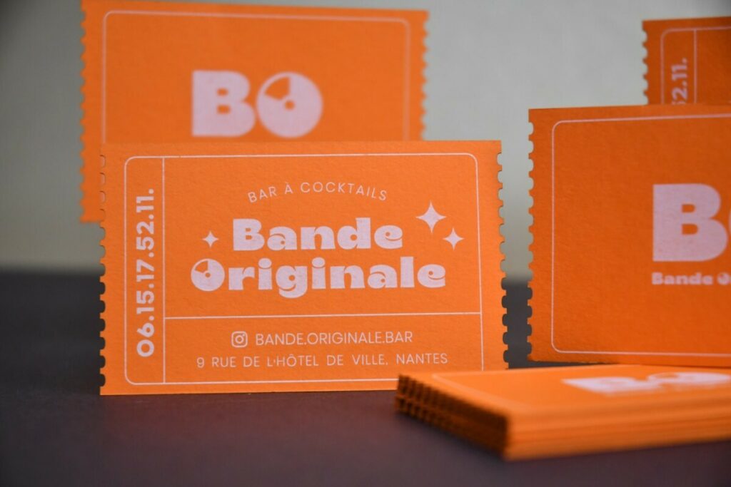 Cartes de visite pour bar à cocktail avec découpe laser crénelée imitation vieux tickets de cinéma – Impression blanche numérique – colorplan Mandarin 270gr/m2