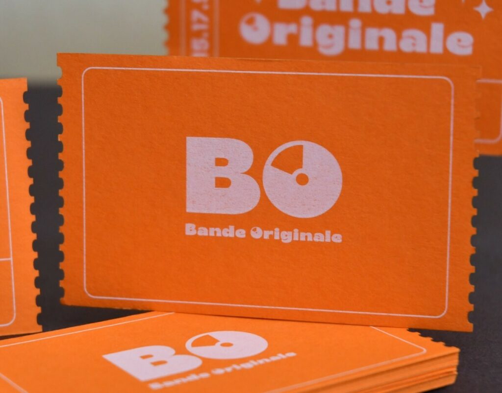 Cartes de visite pour bar à cocktail avec découpe laser crénelée imitation vieux tickets de cinéma – Impression blanche numérique – colorplan Mandarin 270gr/m2