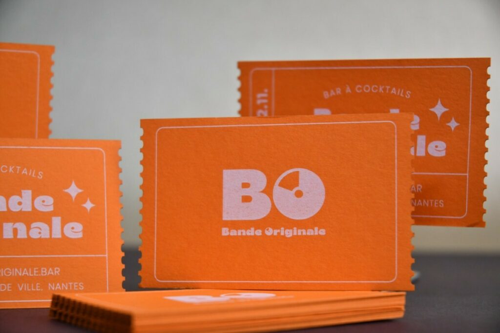 Cartes de visite pour bar à cocktail avec découpe laser crénelée imitation vieux tickets de cinéma – Impression blanche numérique – colorplan Mandarin 270gr/m2