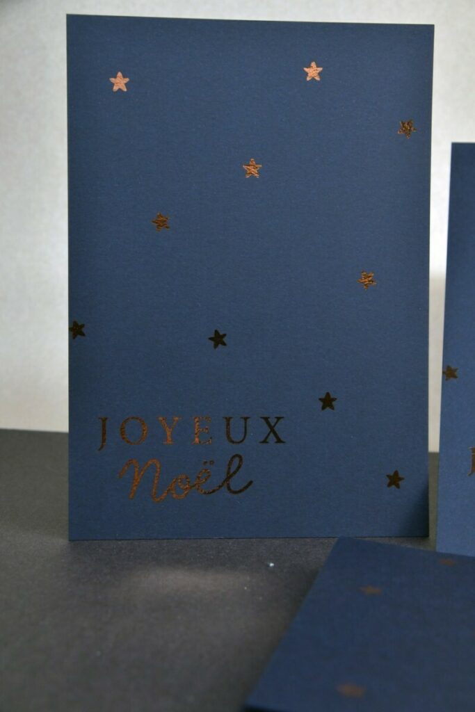 Cartes cadeau Noël – Dorure numérique rose gold sur papier de création teinté masse bleu – Sirio color dark blue 290gr/m2