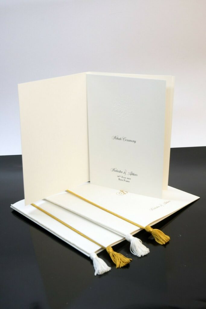 Menu livret pour cérémonie avec cordelière dorée – Old Mill Bianco 300gr/m2 – Monogramme embossé