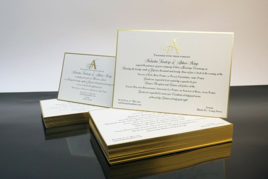 Faire part de mariage, RSVP et enveloppes doublées papier or  – Marquage à chaud or galbé – Contre collage Triplex 900gr/m2 – Impression noir thermorelief – Dorure sur tranche OR 4 cotés – Old mill Bianco