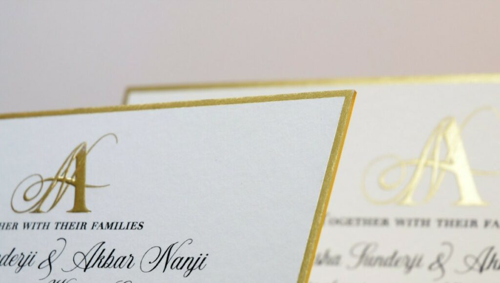 Faire part de mariage luxe avec monogramme – Marquage à chaud or galbé – Contre collage Triplex 900gr/m2 – Impression noir thermorelief – Dorure sur tranche OR 4 cotés – Old mill Bianco