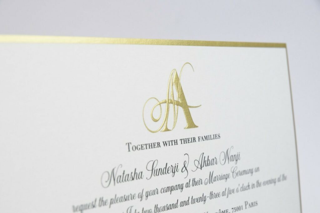 Faire part de mariage luxe avec monogramme – Marquage à chaud or galbé – Contre collage Triplex 900gr/m2 – Impression noir thermorelief – Dorure sur tranche OR 4 cotés – Old mill Bianco