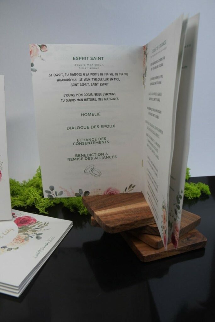 Livret de cérémonie mariage thème floral A5 – dorure numérique or brillant – agrafes dorées – couché mat