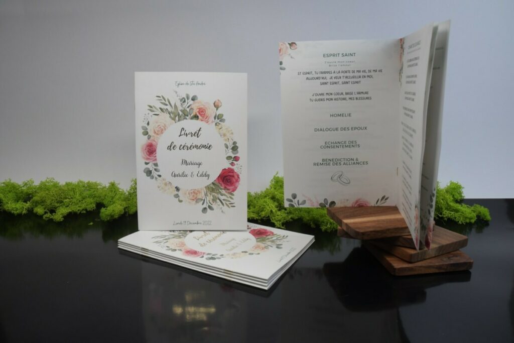 Livret de cérémonie mariage thème floral A5 – dorure numérique or brillant – agrafes dorées – couché mat