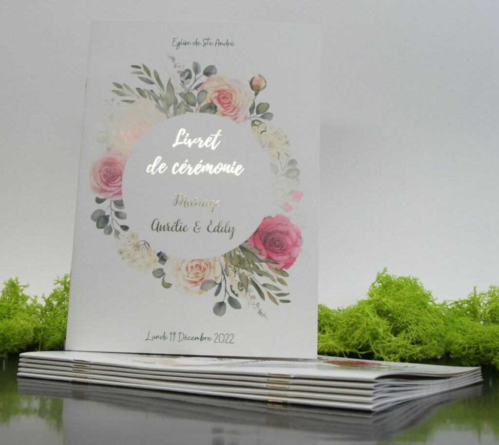 Livret de cérémonie mariage thème floral A5 – dorure numérique or brillant – agrafes dorées – couché mat