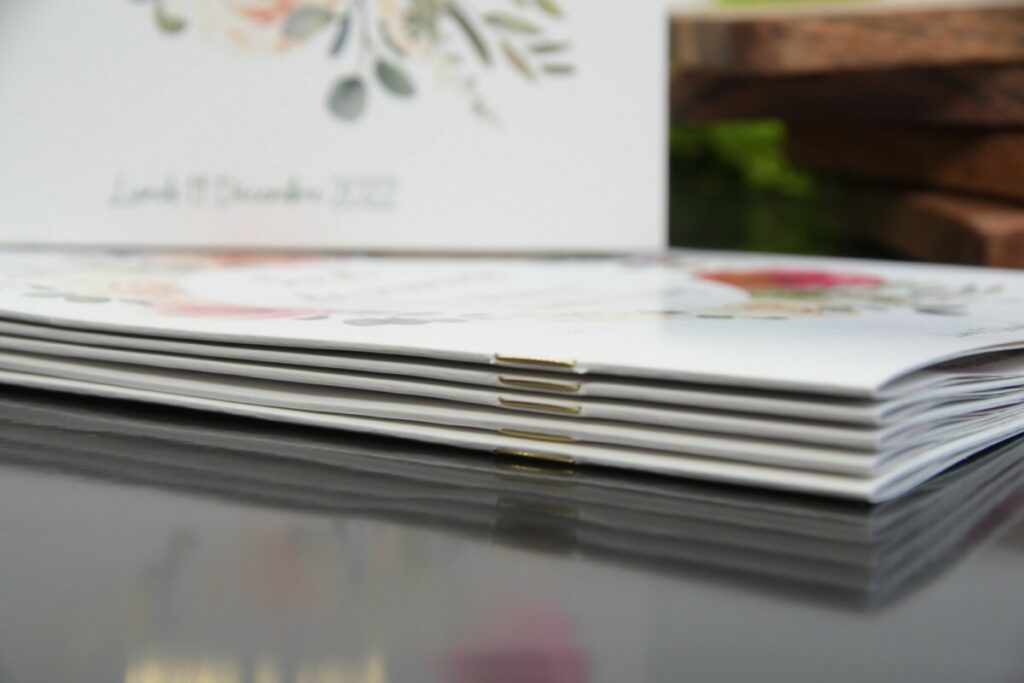 Livret de cérémonie mariage thème floral A5 – dorure numérique or brillant – agrafes dorées – couché mat