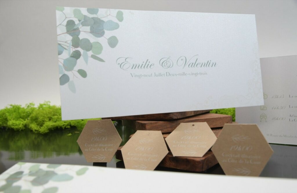 Faire-part de mariage feuille eucalyptus sur papier nacré – Sirio Pearl ice white – Coupon hexagonal en découpe laser sur kraft recyclé – cocoa shell