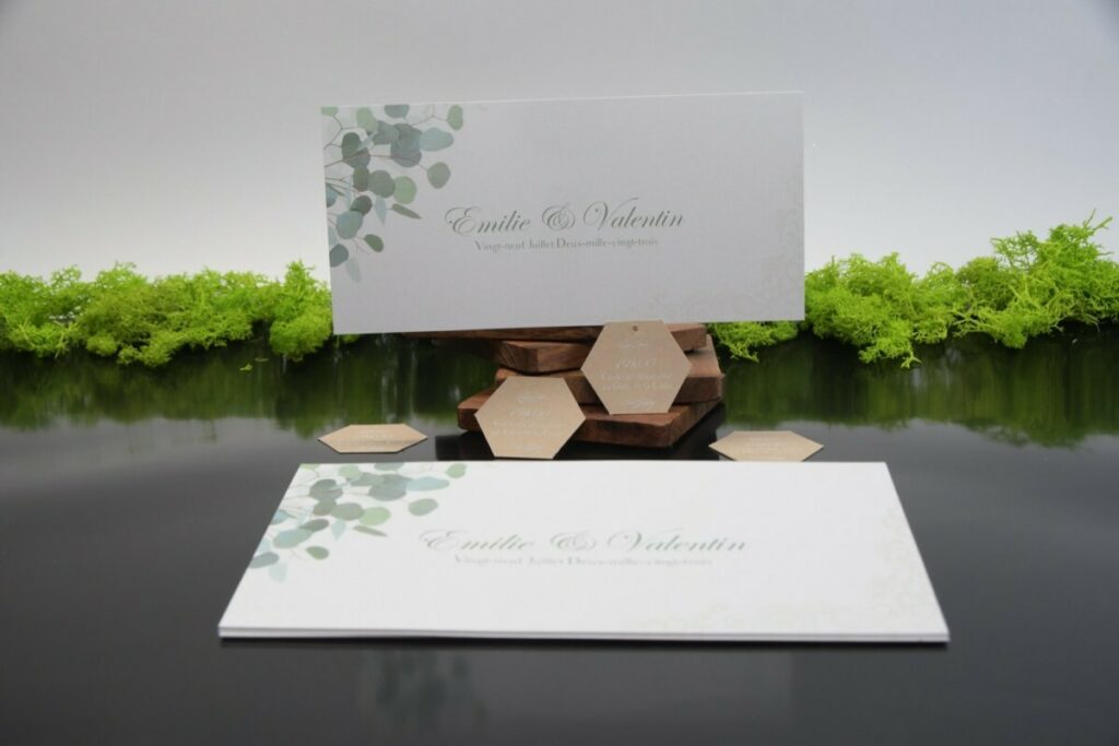 Faire-part de mariage feuille eucalyptus sur papier nacré – Sirio Pearl ice white – Coupon hexagonal en découpe laser sur kraft recyclé – cocoa shell