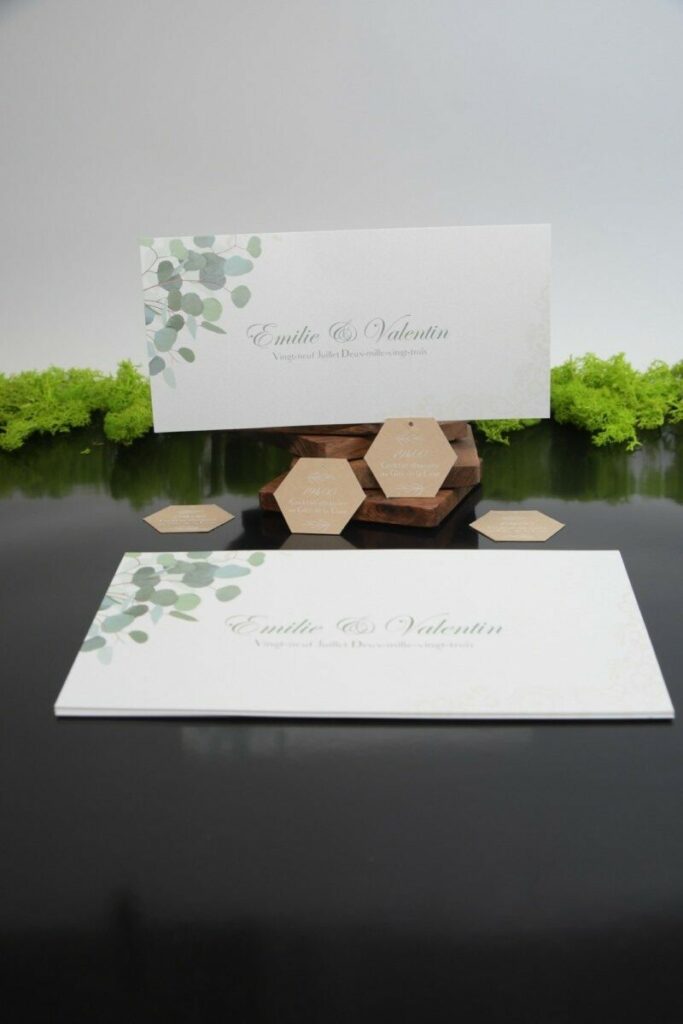 Faire-part de mariage feuille eucalyptus sur papier nacré – Sirio Pearl ice white – Coupon hexagonal en découpe laser sur kraft recyclé – cocoa shell
