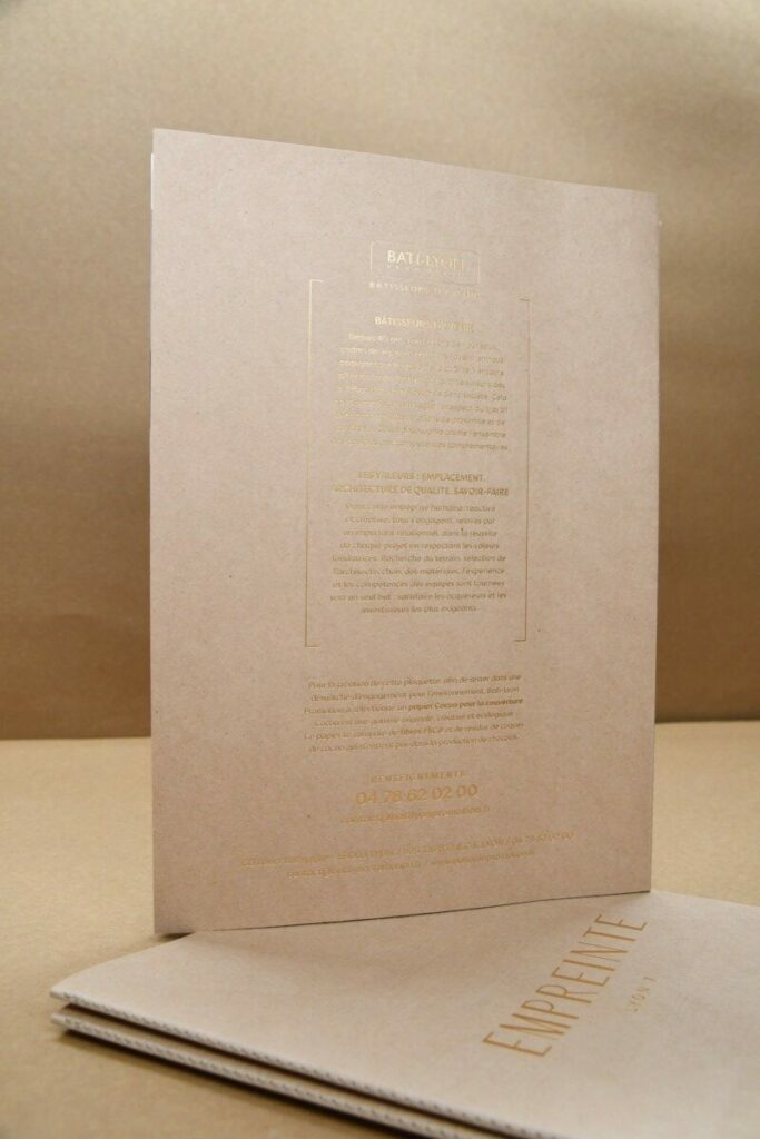 Book de présentation promoteur immobilier – Marquage à chaud or mat et débossage motifs en creux sans impression – Kraft recyclé cocoa shell 300g – Reliure en couture singer ton sur ton – 16 pages intérieur couché mat 300g
