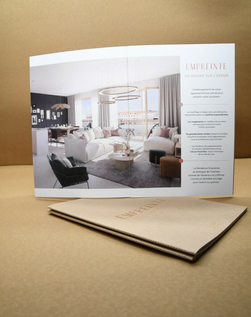 Book de présentation promoteur immobilier – Marquage à chaud or mat et débossage motifs en creux sans impression – Kraft recyclé cocoa shell 300g – Reliure en couture singer ton sur ton – 16 pages intérieur couché mat 300g