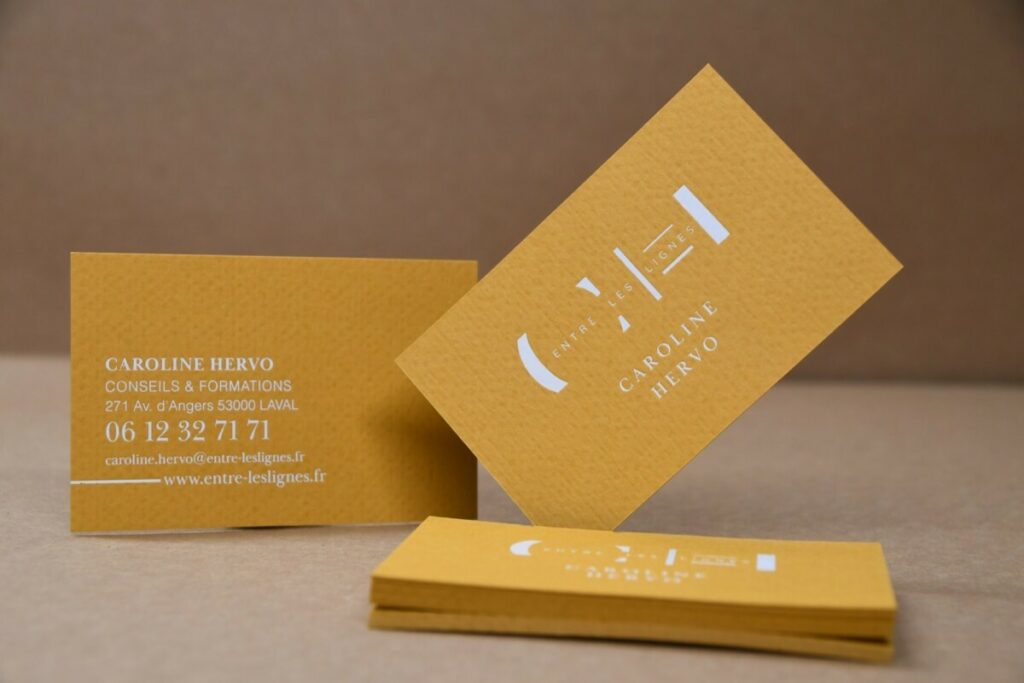 Cartes de visite agence de formation et conseil – Marquage à chaud blanc brillant – Freelife Merida Ochre