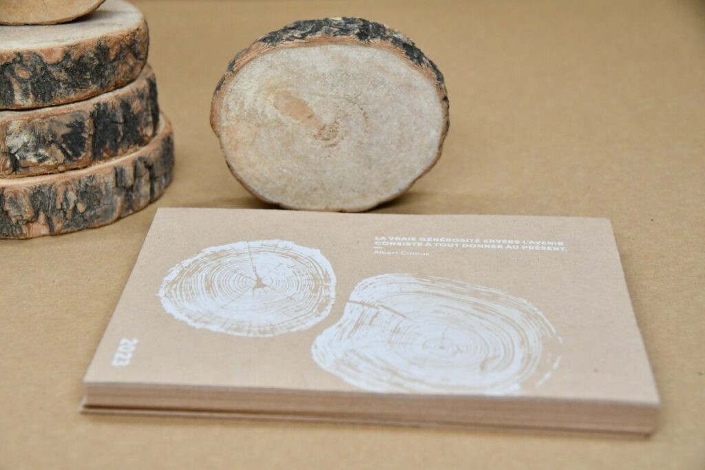 Cartes de voeux naturelle  veinage bois – Impression  blanche numérique sur papier recyclé à base de coque de Cacao – Cocoa Shell 300g