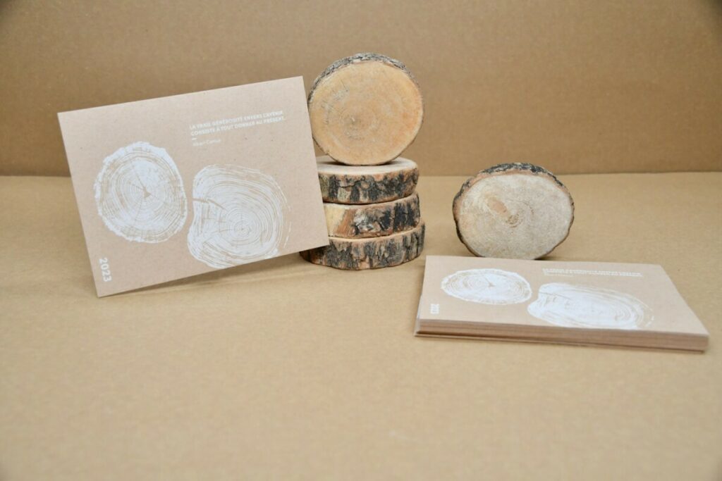 Cartes de voeux naturelle  veinage bois – Impression  blanche numérique sur papier recyclé à base de coque de Cacao – Cocoa Shell 300g