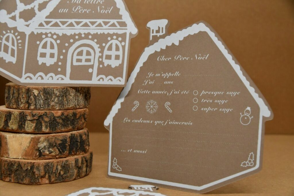 Lettre au père noël carte postale – Woodstock Noce 285g : Impression blanche numérique – découpe numéique en forme de maison de pain d’épice