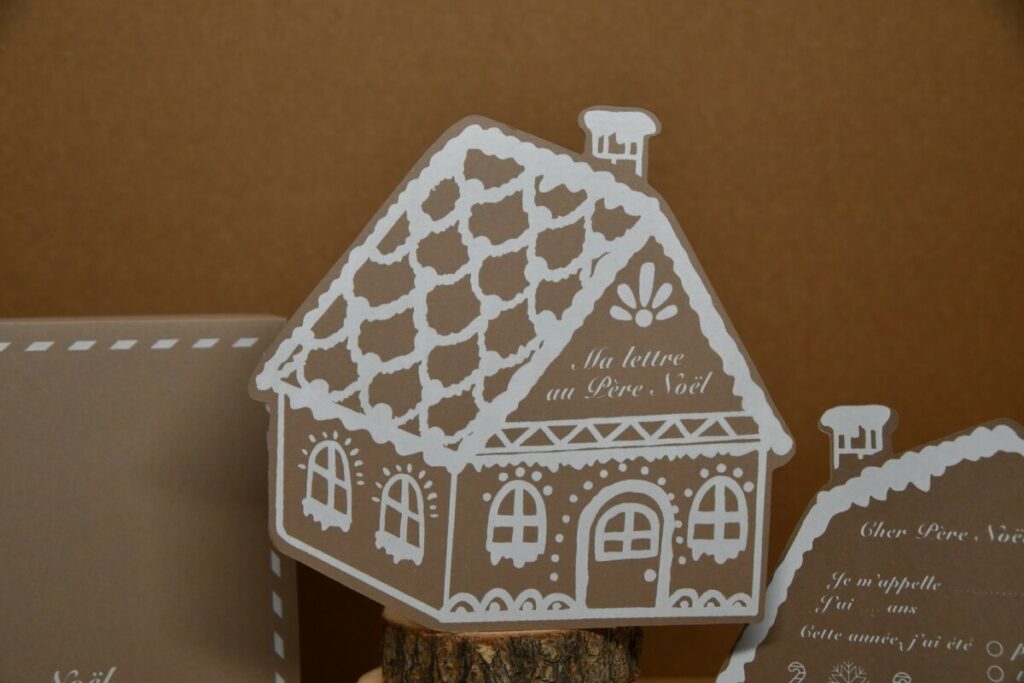 Lettre au père noël carte postale – Woodstock Noce 285g : Impression blanche numérique – découpe numéique en forme de maison de pain d’épice