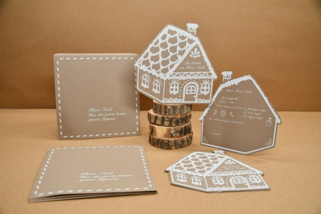 Lettre au père noël carte postale – Woodstock Noce 285g : Impression blanche numérique – découpe numéique en forme de maison de pain d’épice