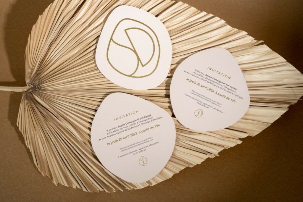 Carton d’invitation inauguration cabinet esthétique – Découpe numérique forme galet – Marquage à chaud Or mat 428 – Keaykoour Biscuit 300g