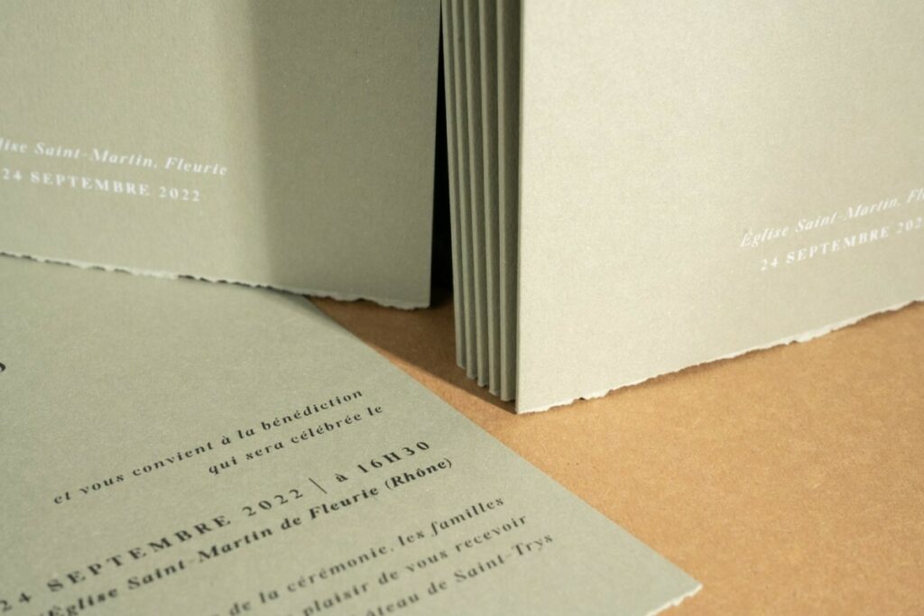 Couverture livret de cérémonie mariage vert sauge avec un bord frangé manuel – Materica Verdigris – Impression blanche numérique