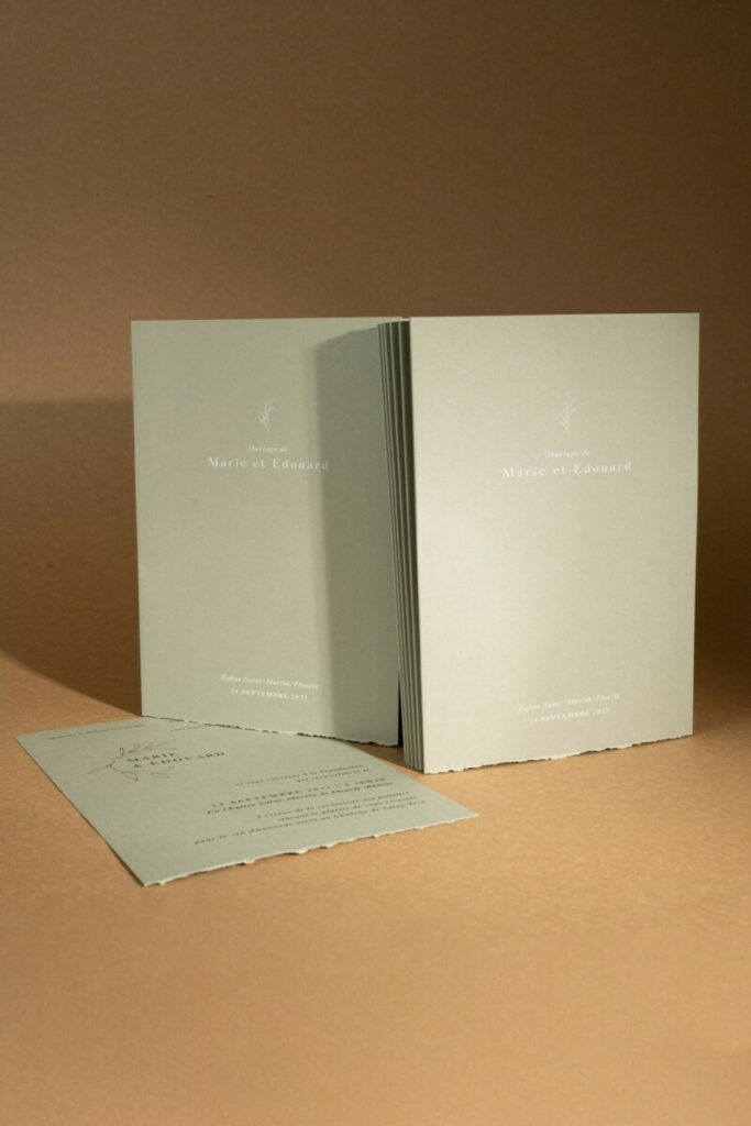 Couverture livret de cérémonie mariage vert sauge avec un bord frangé manuel – Materica Verdigris – Impression blanche numérique