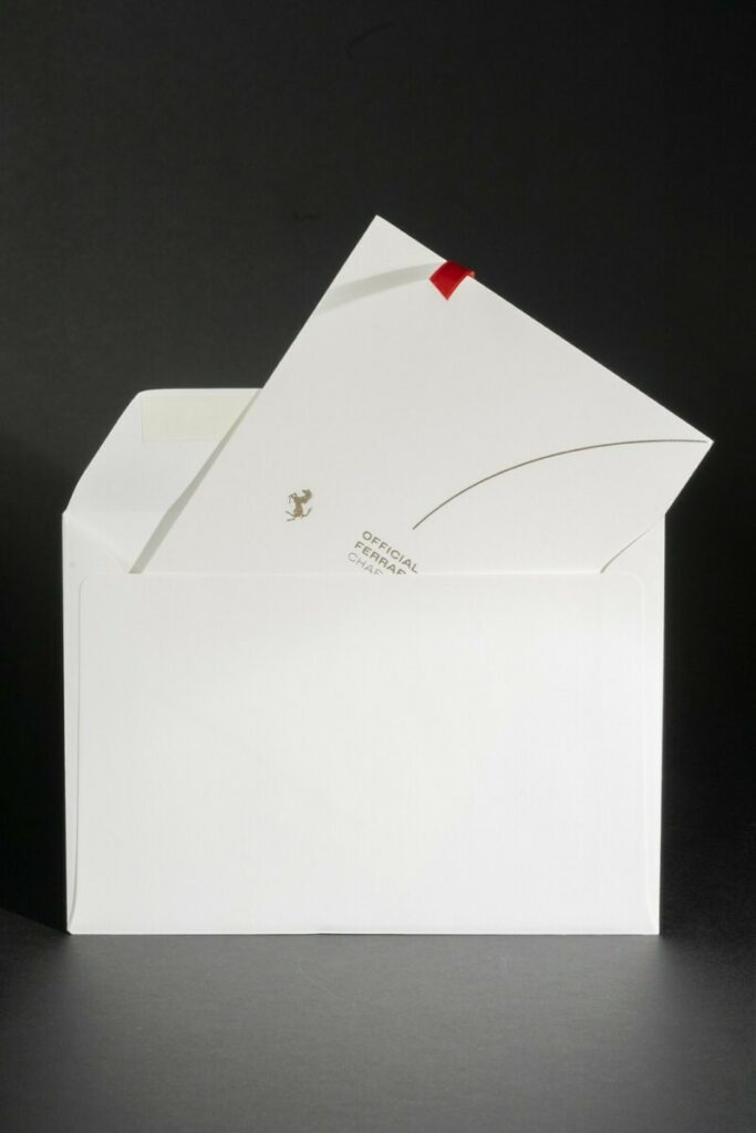 Carton d’invitation pochette sur mesure avec ruban d’éjection – Enveloppe assortie Old mill Premium white