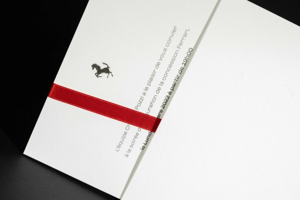 Carton d’invitation pochette sur mesure avec ruban d’éjection – Enveloppe assortie Old mill Premium white