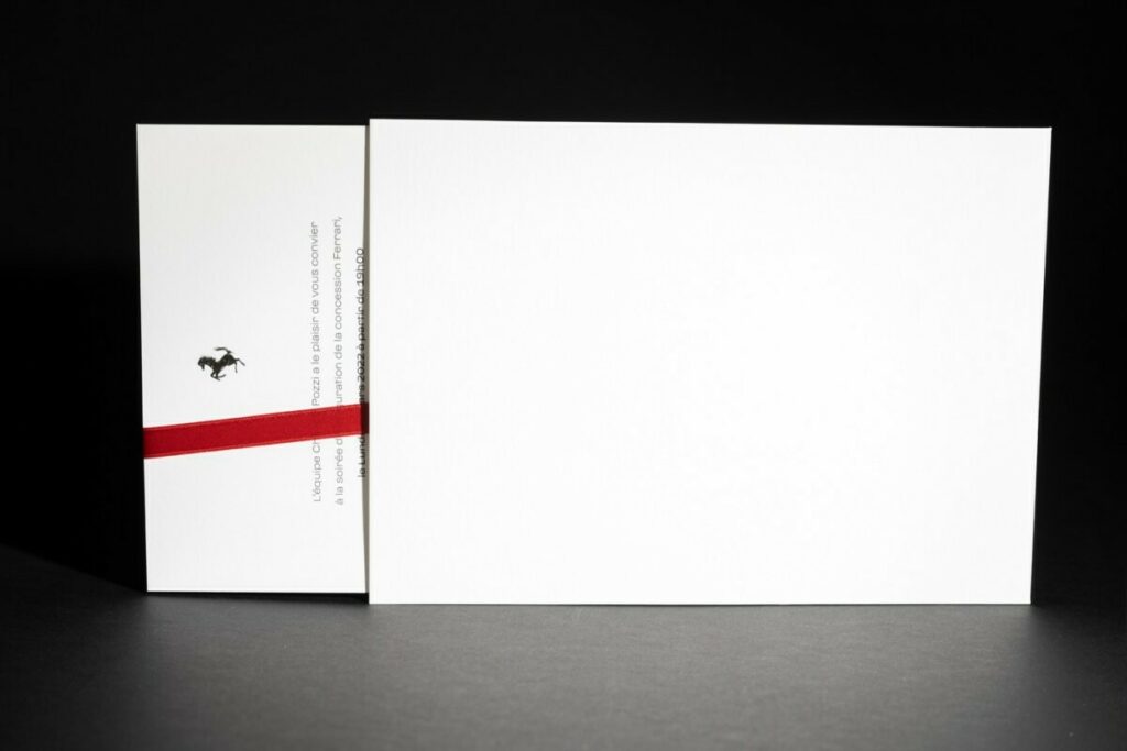 Carton d’invitation pochette sur mesure avec ruban d’éjection – Enveloppe assortie Old mill Premium white