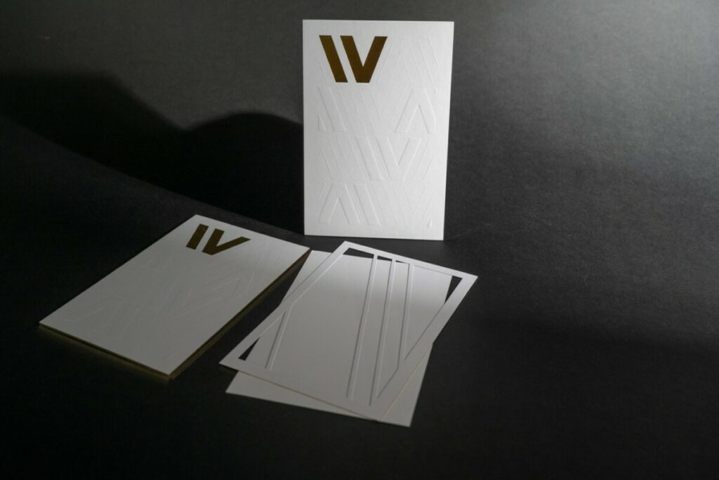 Carton d’invitation luxe contre collé 2mm – Gaufrage sans impression avec dorure sur tranche 4 cotés