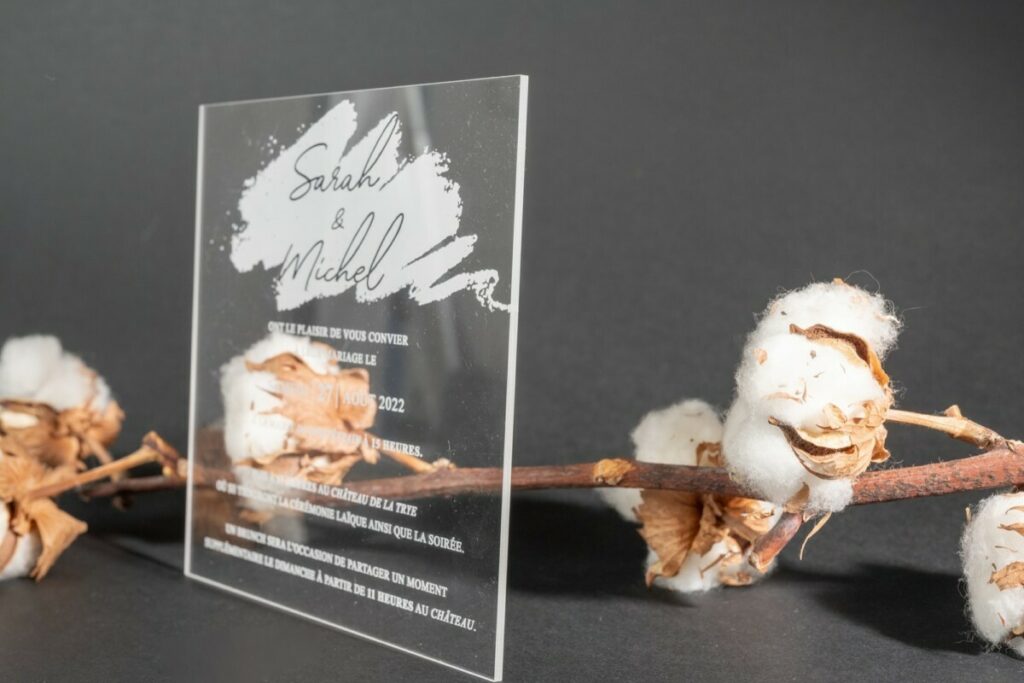 Faire-part de mariage en plexiglass transparent avec effet trace de peinture – Impression Noir et Blanche sélective