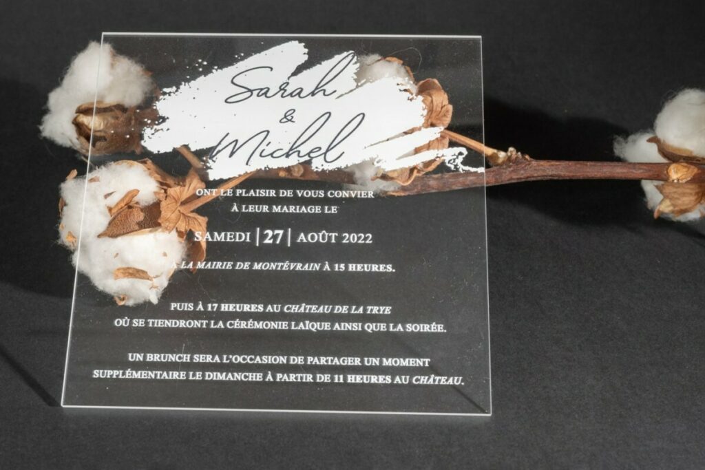 Faire-part de mariage en plexiglass transparent avec effet trace de peinture – Impression Noir et Blanche sélective