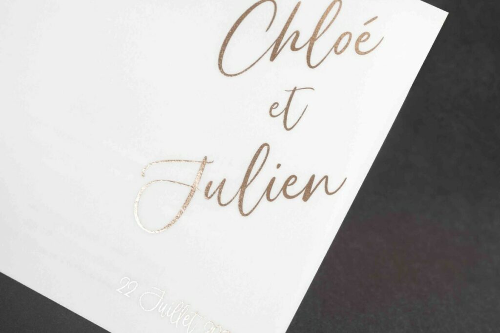 Faire-part de mariage carré un pli avec couverture en calque – Dorure numérique cuivre et impression blanche – Curious translucent 210g
