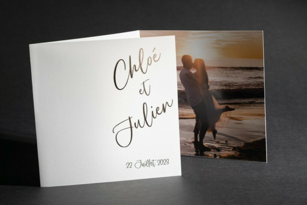 Faire-part de mariage carré un pli avec couverture en calque – Dorure numérique cuivre et impression blanche – Curious translucent 210g