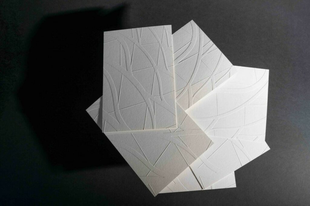 Carton d’invitation inauguration avec gaufraga simple niveau sans impression et foulage verso – Impression noir – Materica Gesso 360g
