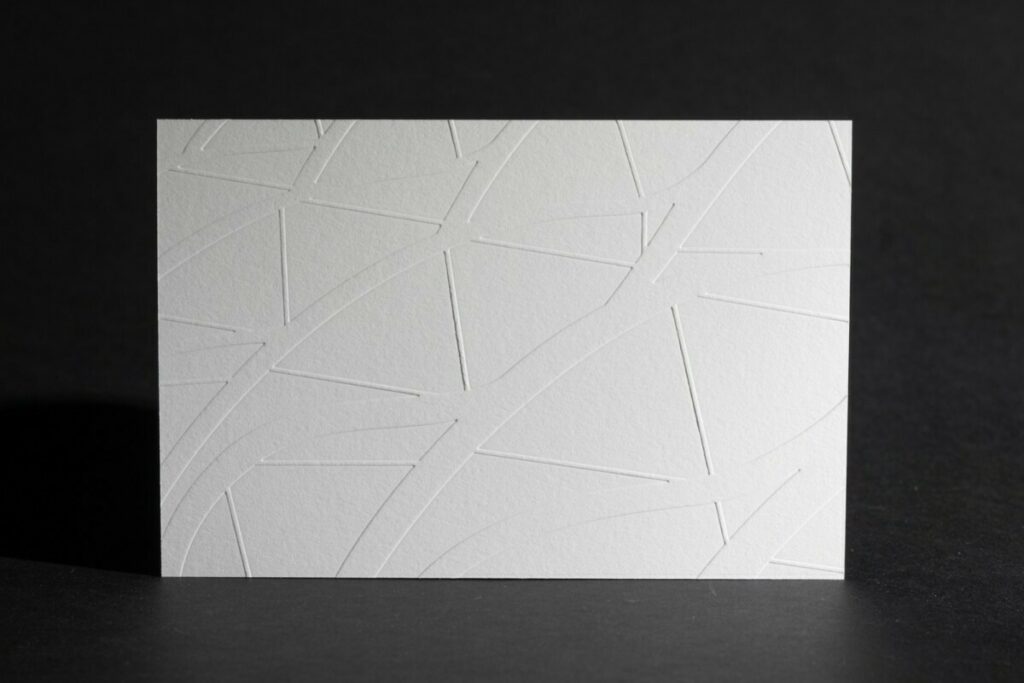 Carton d’invitation inauguration avec gaufraga simple niveau sans impression et foulage verso – Impression noir – Materica Gesso 360g