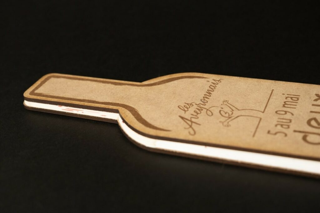Programme de voyage dépliant avec accordéon avec avec couverture en bois MDF – découpe laser en forme de bouteille de vin Bordeaux
