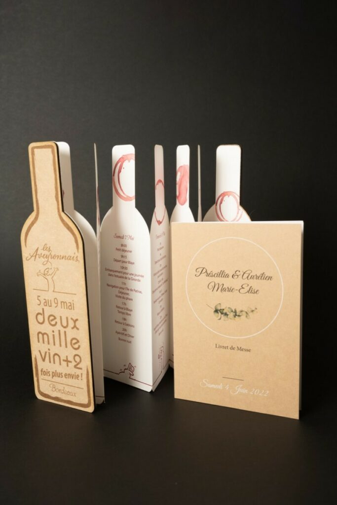 Programme de voyage dépliant avec accordéon avec avec couverture en bois MDF – découpe laser en forme de bouteille de vin Bordeaux